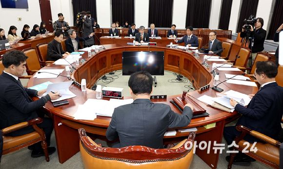 13일 서울 여의도 국회에서 조태용 국가정보원장 등이 출석한 가운데 정보위원회 전체회의가 열리고 있다. [사진=곽영래 기자]
