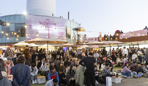 방문객들이 '남산 와인페어' 현장에서 와인을 시음하며 제품 설명을 듣고 있다. [사진=CJ푸드빌 제공]