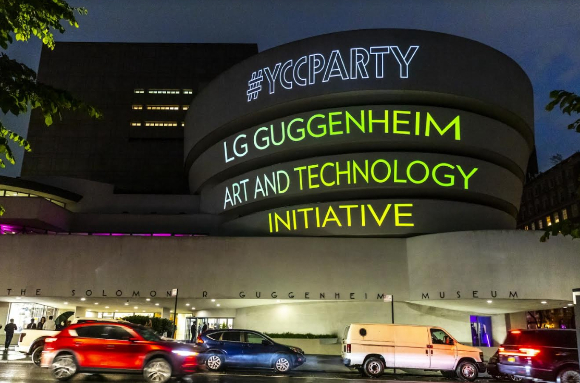 1일(현지시간) 미국 뉴욕 구겐하임 뮤지엄 외관의 LG 구겐하임 글로벌 파트너십 맵핑 광고 [사진=LG ]