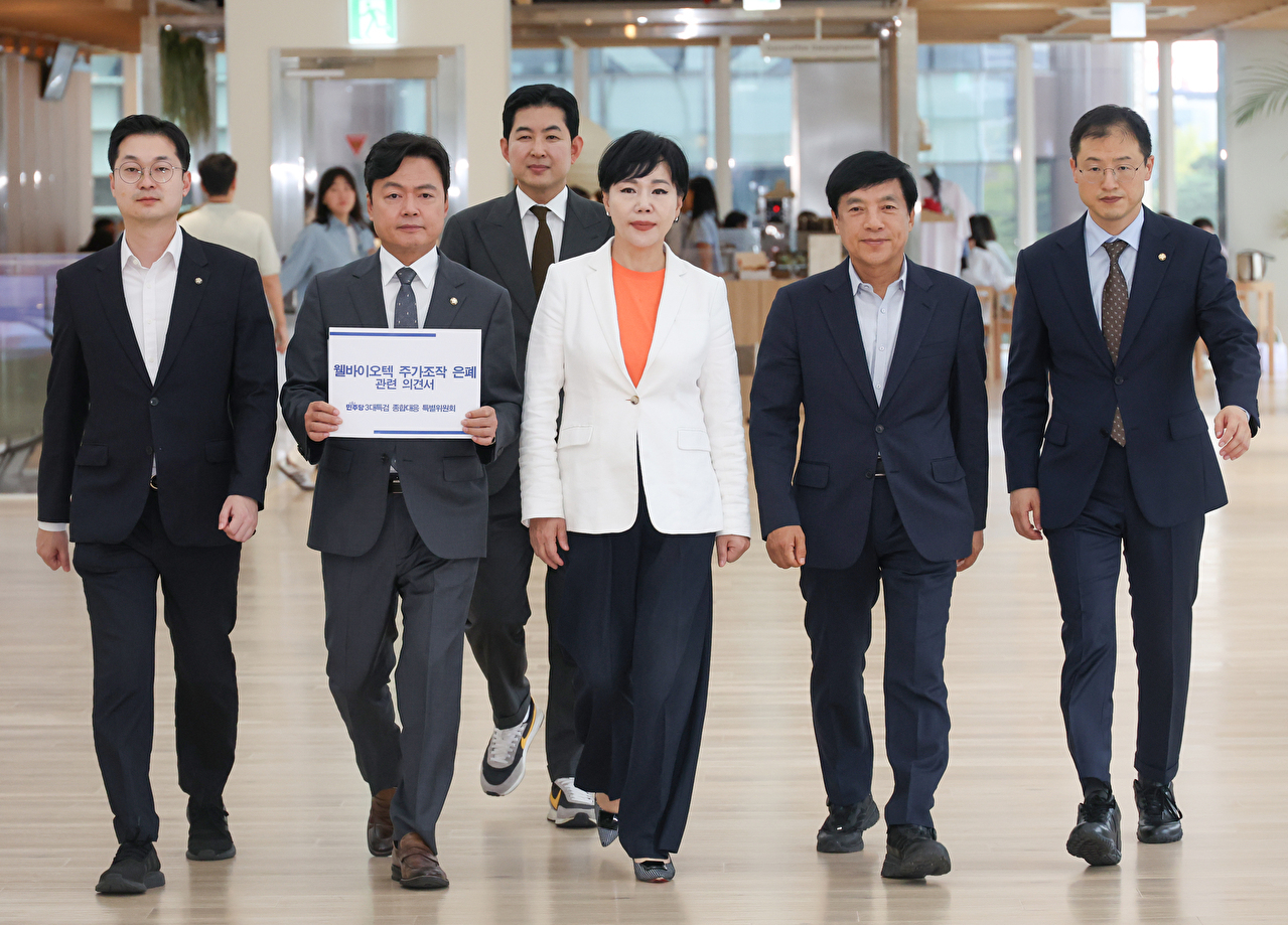 더불어민주당 3대 특검 대응특위 전현희 위원장 등이 1일 종로구 광화문KT 빌딩에 마련된 김건희 특검 사무실을 방문하고 있다. [사진=연합뉴스]