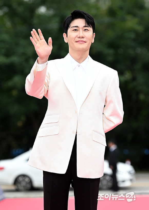 가수 영탁이 2일 오후 서울 여의도 KBS홀에서 열린 '서울드라마어워즈 2025' 레드카펫 행사에 참석하고 있다. [사진=곽영래 기자]