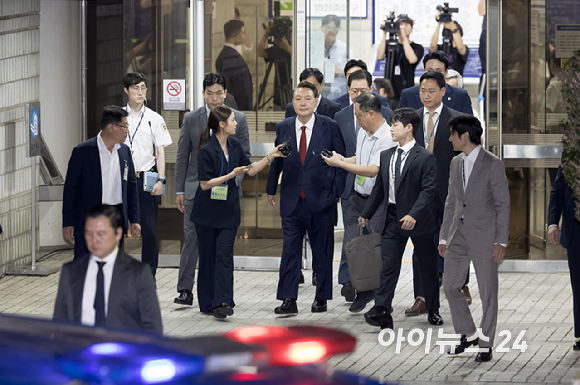 12.3 비상계엄 사태 관련 내란 혐의를 받는 윤석열 전 대통령이 9일 서울 서초구 서울중앙지방법원에서 구속 전 피의자 심문(영장실질심사)을 마치고 대기 장소인 서울구치소로 이동하고 있다. [사진=사진공동취재단]