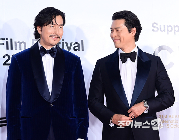 '메이드 인 코리아2' 배우 정우성-현빈이 6일 부산 해운대구 영화의전당에서 열린 제31회 부산국제영화제 개막식 레드카펫 행사에 참석하고 있다. [사진=정소희 기자]