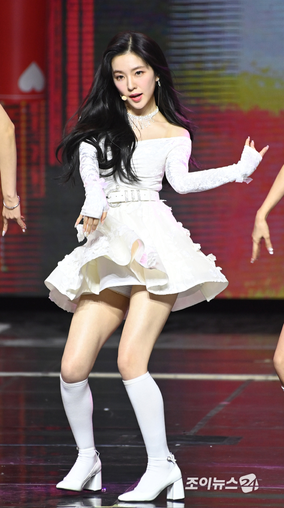 그룹 레드벨벳 아이린이 27일 오후 서울 송파구 잠실실내체육관에서 열린 '제11회 가온차트 뮤직 어워즈'에서 멋진 무대를 선보이고 있다. [사진=정소희 기자]