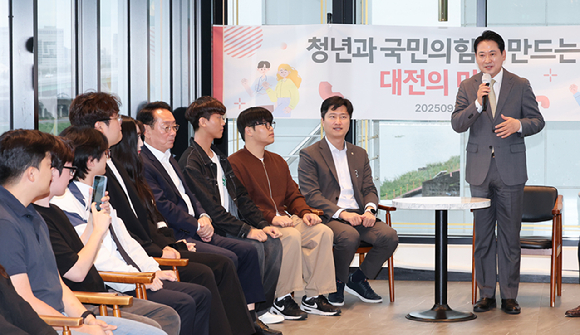 국민의힘 장동혁 대표가 24일 오후 대전 유성구 한 카페에서 열린 지역 청년과 간담회에서 발언하고 있다. [사진=연합뉴스]