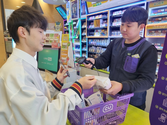 CU에서 한 외국인 관광객이 상품을 구매하고 있다. [사진=BGF리테일]