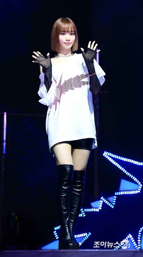 그룹 르세라핌(LE SSERAFIM) 김채원이 29일 오후 서울 광진구 광장동&nbsp;예스24라이브홀에서 열린 미니 4집 'CRAZY' 쇼케이스에 참석해 포즈를 취하고 있다. [사진=정소희 기자]