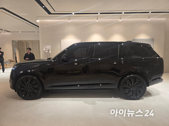 닐 메일링(Neil Mayling) JLR 글로벌 비스포크 담당자가 2일 서울 강남구 천일오토모빌 랜드로버 강남전시장에서 '레인지로버 SV 블랙'과 SV 비스포크 스튜디오에 대해 설명하고 있다. [사진=김종성 기자]