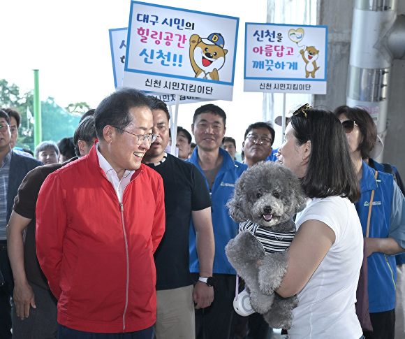 홍준표 대구시장(왼쪽)이 신천변 현장 점검에서 시민과 환담을 나누고 있다. [사진=대구시]