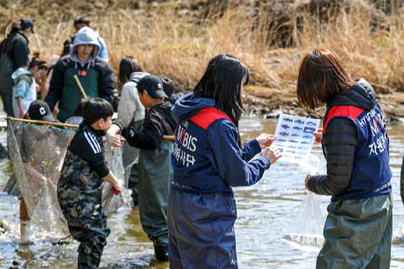 현대모비스 임직원과 가족들이 20일 충북 진천 미호강 일대에서 생태계 보호 청소 활동을 펼쳤다. [사진=현대모비스]