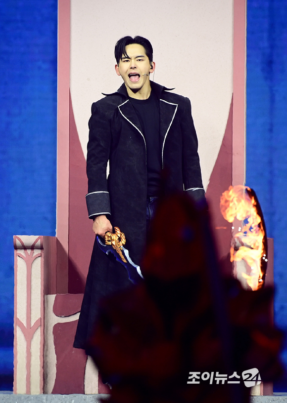 배우 이호원(호야)이 23일 오후 서울 목동아이스링크에서 열린 뮤지컬 '나 혼자만 레벨업 on ICE' 프레스콜에서 열연하고 있다. [사진=정소희 기자]