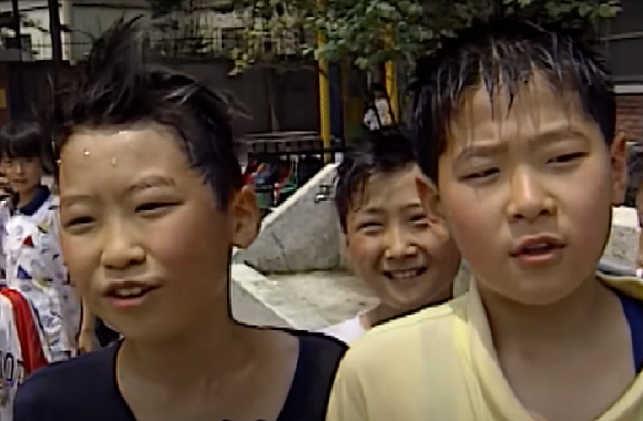 90년대 여름을 담은 영상이 인기를 끌었다. [사진=유튜브 @크랩, KBS 보도화면]