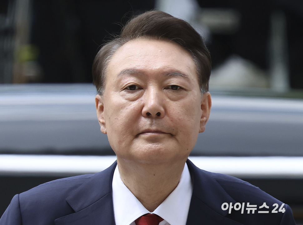 직권남용 및 허위공문서 작성, 특수공무집행방해 혐의로 구속된 윤석열 전 대통령이 지난달 9일 영장실질심사를 받기 위해 서울중앙지법으로 출석하고 있다. [사진=정소희 기자]