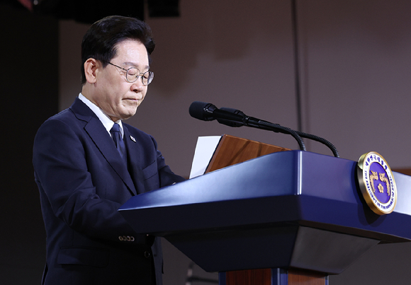 이재명 대통령이 16일 부산시청에서 열린 부마민주항쟁 47주년 기념식에서 기념사를 하던 중 잠시 마음을 추스르고 있다. 2026.10.16 [청와대통신사진기자단] [사진=연합뉴스]