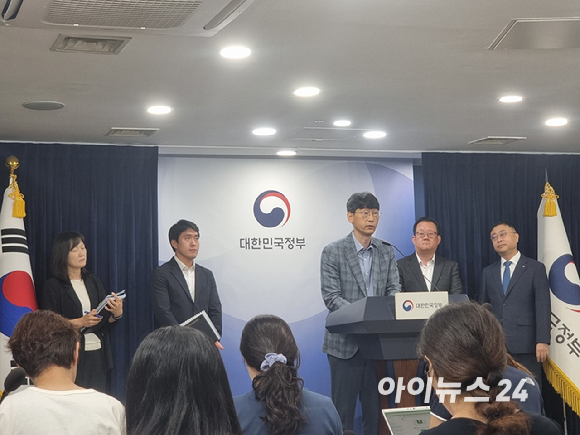 김경만 과기정통부 인공지능기반정책관이 4일 오후 정부서울청사에서 열린 브리핑에서 기자들의 질문에 답하고 있다. [사진=윤소진 기자]