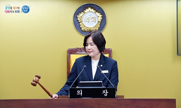 지난 23일 윤순옥 의장이 제299회 양평군의회 임시회 폐회 선언을 하고 있다. [사진=양평군의회]
