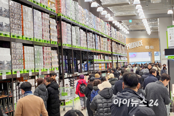 (가운데) 한채양 이마트&middot;에브리데이&middot;이마트24 대표가 '트레이더스 홀 세일 클럽' 수원화서점을 찾아 최택원 트레이더스 본부장 등 관계자들과 현장을 살펴보고 있다. [사진=김태헌 기자]