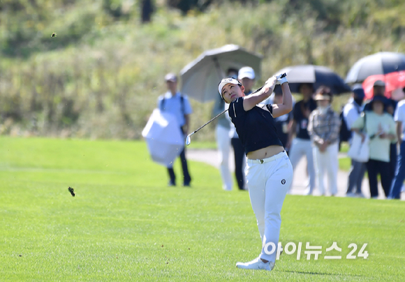 24일 인천 베어즈베스트 청라 (파72/6,712야드)에서 열린 '하나금융그룹 챔피언십' (총상금 15억원, 우승상금 2억 7천만 원) 최종 라운드에서 김수지가 세컨샷을 하고 있다. [사진=곽영래 기자]