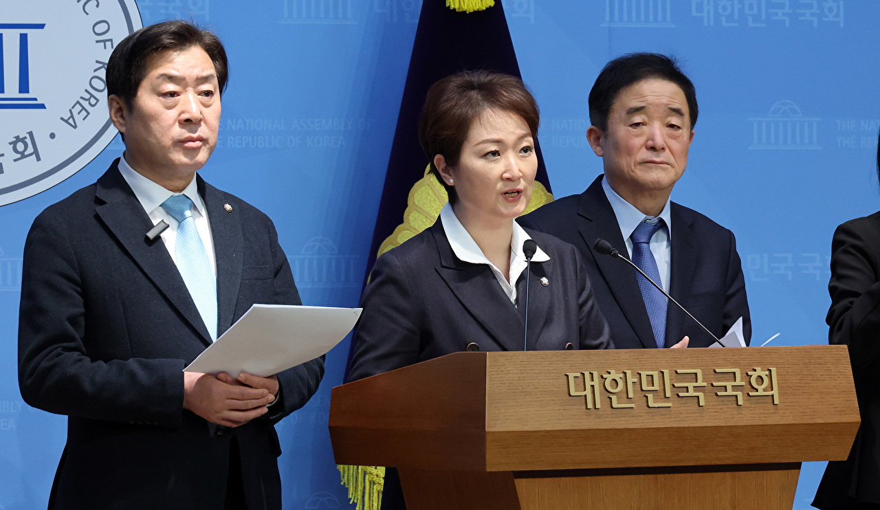 친명계로 분류되는 더불어민주당 이언주&middot;황명선&middot;강득구 최고위원이 23일 국회 소통관에서 정청래 대표의 조국혁신당 합당 제안과 관련해 입장을 밝히고 있다. 2026.1.23 [사진=연합뉴스]