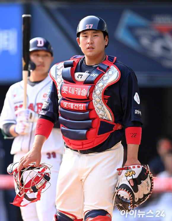 롯데 포구 유강남이 1일 오후 서울 잠실야구장에서 열린 '2023 신한은행 SOL KBO리그' 두산 베어스와 롯데 자이언츠의 개막전 경기, 7회말 무사 1루 상황에서 더그아웃을 바라보고 있다. [사진=아이뉴스24 포토 DB]