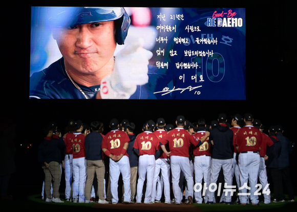 '조선의 4번 타자' 롯데 이대호의 은퇴식이 8일 부산 동래구 사직야구장에서 열린 가운데 이대호의 다양한 모습. [사진=정소희 기자]