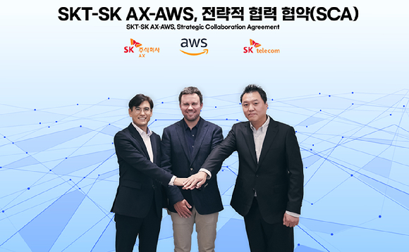 사진은 3사 임원이 SCA 체결 후 기념 촬영한 모습. 왼쪽부터 신장수 SK AX Cloud 부문장, 크리스 케이시 AWS 아시아태평양 및 일본(APJ) 파트너쉽 총괄, 허민회 SKT AI Cloud 담당 [사진=SKT]