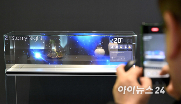 18일 경기 수원시 영통구 수원컨벤션센터에서 열린 '제57기 삼성전자 정기주주총회'에서 주주들이 투명 마이크로 LED를 보고 있다. [사진=곽영래 기자]