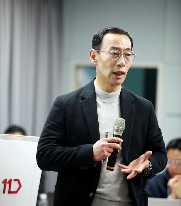 지난 23일 11번가 사옥에서 진행된 타운홀 미팅에서 박현수 11번가 사장이 구성원들에게 2026년 전략 방향에 대해 설명하고 있다. [사진=11번가]