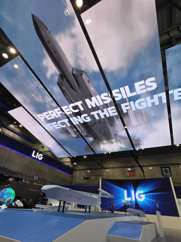 ADEX 2025 LIG넥스원 부스에 차세대 항공무장체계가 전시돼 있다. [사진=LIG넥스원]