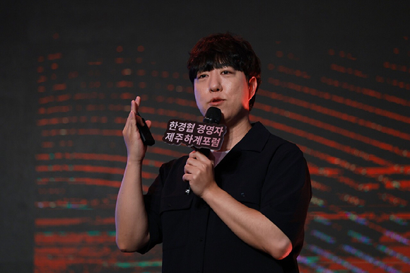 궤도가 17일 제주도 롯데호텔에서 열린 '2026 한경협 경영자 제주하계포럼'에 참석해 '예측불가 시장에서 고객의 기준은 어떻게 변화하는가?'를 주제로 강연하고 있다. [사진=연합뉴스]