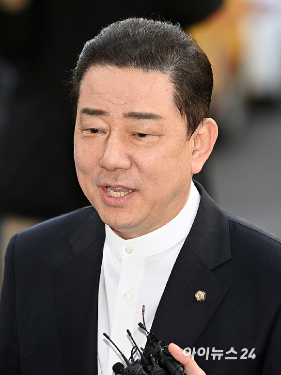 공천헌금 수수 의혹 등 13가지 의혹으로 수사를 받고 있는 김병기 무소속 의원이 26일 오전 서울 마포구 서울경찰청 공공범죄수사대에 출석하고 있다. [사진=곽영래 기자]