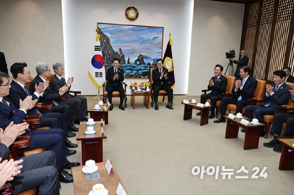 시정연설을 위해 국회를 방문한 이재명 대통령(왼쪽)이 4일 국회의장접견실에서 열린 환담에서 우원식 국회의장과 환하게 웃으며 악수하고 있다. [사진=국회사진기자단]