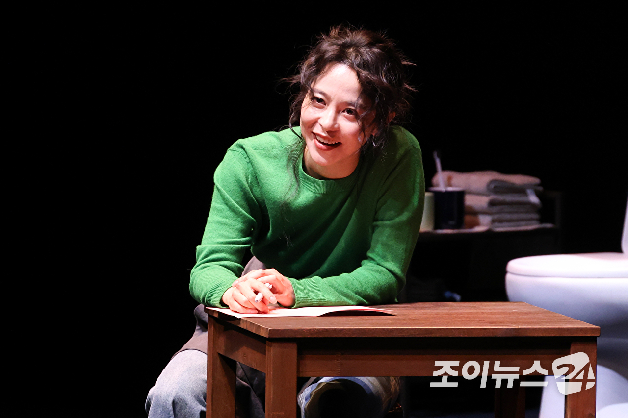 배우 김주연이 23일 오후 서울 종로구 연지동 두산아트센터 연강홀에서 진행된 연극 '플리백' 프레스콜에 참석해 열연을 펼치고 있다. [사진=문수지 기자]