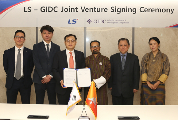 명노현 LS 부회장(왼쪽 세 번째)이 9일 LS용산타워에서 우즈왈 딥 다할 GIDC CEO(왼쪽 네 번째)를 비롯한 주요 관계자들과 만나 LS와 부탄 정부의 산하기관인 GIDC가 합작법인을 설립키로 계약했다. [사진=LS]