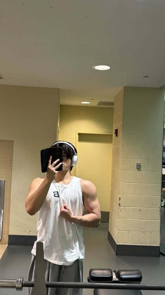 우리가 알던 그 윤후 맞아? 美 명문대 들어가더니 짐승남 됐네 &apos;깜짝&apos;