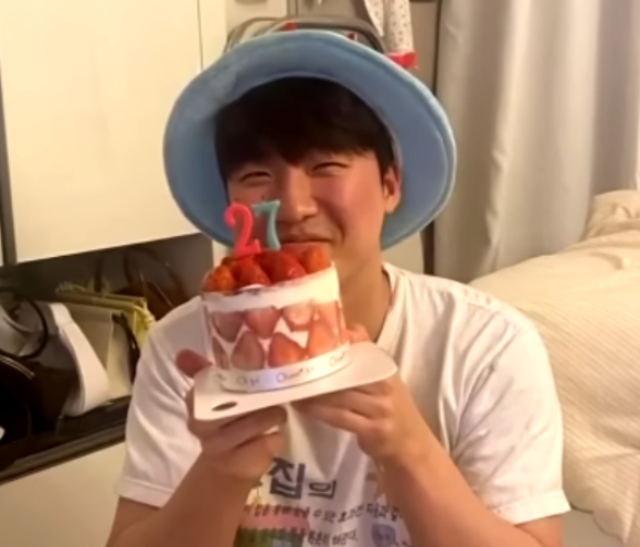 런던베이글뮤지엄(LBM)에서 근무하던 직원 정효원 씨(26)가 주 80시간에 달하는 격무 끝에 숨졌다는 의혹이 제기된 가운데, 전직 근무자의 내부 폭로가 터졌다. 사진은 정효원 씨. [사진=JTBC '사건반장']