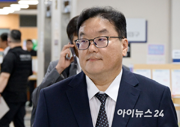 쿠팡 수사 외압 혐의를 받는 엄희준 광주고검 검사가 18일 서울 서초구 서울중앙지방법원에서 열린 직권남용권리행사방해 등 혐의 3차 공판에 출석하고 있다. [사진=사진공동취재단 ]