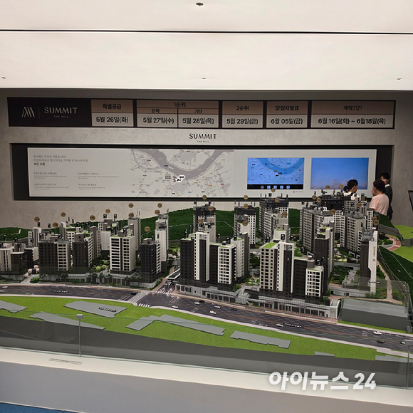 써밋더힐 견본주택 내 마련된 단지 모형도. 2026.05.22 [사진=이효정 기자 ]
