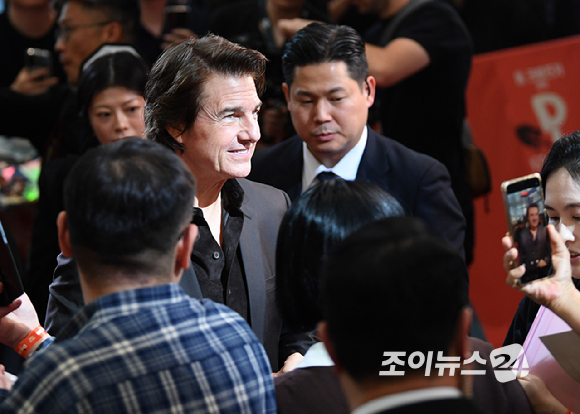 할리우드 배우 톰 크루즈가 2일 오후 서울 영등포구 타임스퀘어에서 열린 영화 '디거'(감독 알레한드로 G. 이냐리투) 내한 레드카펫 행사에 참석해 팬들에게 사인을 해주고 있다. [사진=정소희 기자]
