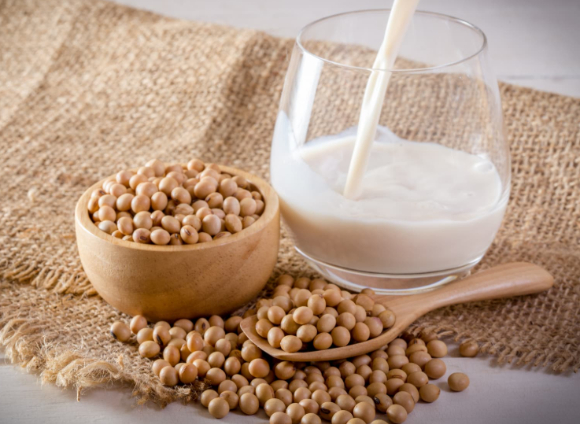 무가당 두유를 식사 전에 마시는 습관이 짜장면&middot;라면 같은 당뇨에 해롭다고 알려진 식품을 먹은 뒤 혈당 상승을 완만하게 만드는 데 효과적이라는 전문가의 설명이 나왔다. 사진은 짜장면. [사진=만개의레시피]