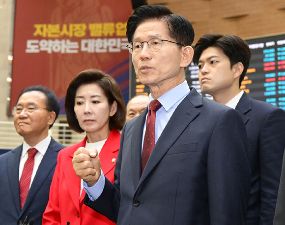국민의힘 김문수 대선후보가 22일 서울 여의도 한국거래소에서 열린 중앙선거대책위원회 현장 회의를 마친 뒤 주식시황이 표시되는 홍보관을 찾아 둘러본 뒤 취재진 질문에 답하고 있다. [사진=연합뉴스]