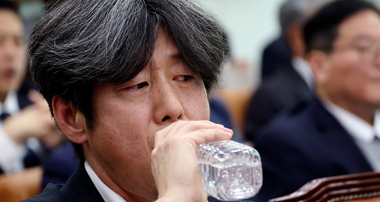 대장동 민간업자 남욱 변호사가 16일 국회 '윤석열 정권 정치검찰 조작기소 의혹 사건 진상규명' 국정조사특별위원회에서 열린 대장동&middot;위례 개발비리 및 김용 전 민주연구원 부원장 관련 의혹 사건에 대한 청문회에서 물을 마시고 있다. 2026.4.16 [사진=연합뉴스]