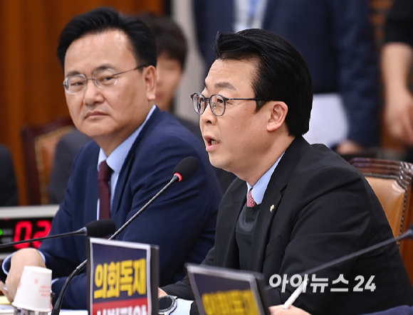 곽규택 국민의힘 의원이 14일 오전 서울 여의도 국회에서 열린 법제사법위원회 전체회의에서 발언하고 있다.곽 의원은 "이재명 후보가 방탄복을 입고 다녀서 비슷한 옷을 입고 와봤다"며 "이 후보가 입고 다니는 방탄복은 본인을 스스로 마치 사법 피해자라는 프레임 만들기 위한 쇼에 불과하다"고 비판했다. [사진=곽영래 기자]