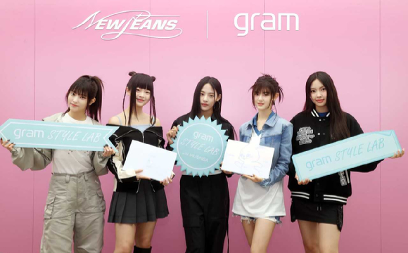 그룹 뉴진스가 지난 6일 서울 성수동에서 열린 'LG 그램스타일 뉴진스 리미티드 에디션 출시 기념 팬사인회'에서 기념 촬영을 하고 있다. [사진=LG전자]