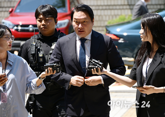 최태원 SK그룹 회장이 15일 서울 서초구 서울고등법원에서 열린 재산분할 파기환송심 2차 조정 기일에 출석하고 있다. [사진=사진공동취재단 ]
