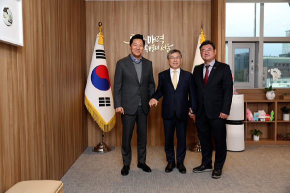 서울시의회 박상혁 교육위원장(맨 오른쪽)이 지난 29일 오세훈 서울시장(맨 왼쪽), 정근식 서울시 교육감(가운데)과 만나 교육 현안에 대해 논의했다. [사진=서울시의회]