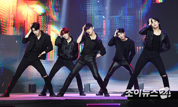 그룹 투모로우바이투게더(TXT&middot;투바투)가 9일 오후 서울 광진구 광장동 예스24라이브홀에서 열린 투모로우바이투게더 미니 4집 '미니소드 2 : 서스데이스 차일드(minisode 2: Thursday's Child)' 미디어 쇼케이스 행사에 참석해 포즈를 취하고 있다. [사진=정소희 기자]