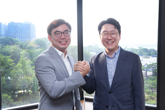 서울 여의도 LG트윈타워에서 임우형 LG AI연구원장(오른쪽)과 이슬기 디앤디파마텍 대표가 기념사진을 촬영하고 있다. [사진=LG]