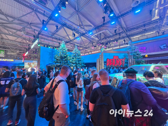 관람객들이 26일(현지시간) 열린 '게임스컴 2026'에서 크래프톤의 신작 '타럐: 언바운드'를 플레이하고 있다. [사진=곽민구 기자]