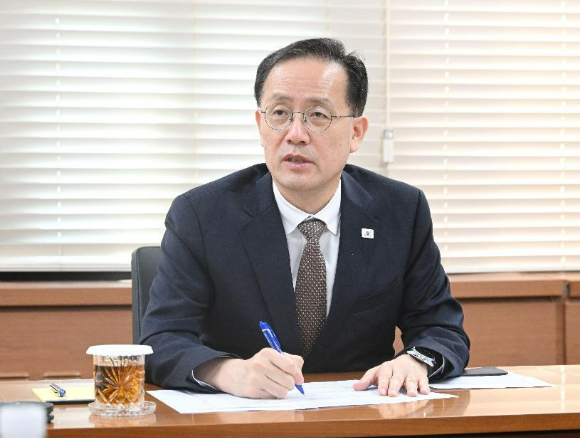이형일 부총리 겸 재정경제부 장관이 9월22일 서울 종로구 정부서울청사에서 열린 재정경제부 주요간부회의를 주재하고 있다.